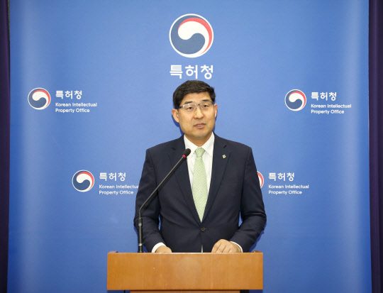 박성준 특허심판원장이 3일 정부대전청사에서 특허 신뢰성 제고를 위해 4일 서울 코엑스에서 열리는 '한·중·일·유럽 특허심판원장 회의'에 대해 브리핑하고 있다.  특허청 제공